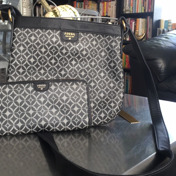 Fossil /Signature /Crossbody/with Large Wallet/ - Picture 1 of 6